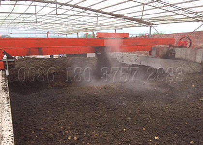 Wheel type compost turner for chicken poop compost