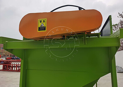 Vibrating screen machine for organic fertilizer